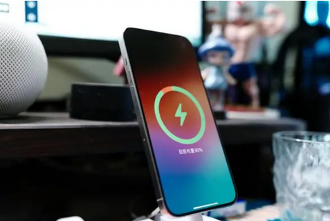 合山苹果15换屏服务分享用什么充电器给iPhone15充电更好 